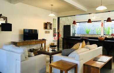 Imagem: A casa possui 4 Dormitórios, 5 Banheiros, 2 Vagas na garagem