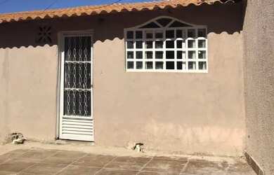 Imagem: A casa possui 1 Dormitório, 1 Banheiro, 1 Vaga na garagem