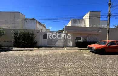 Imagem: A casa para alugar possui 3 Dormitórios, 1 Banheiro, 2 Vagas