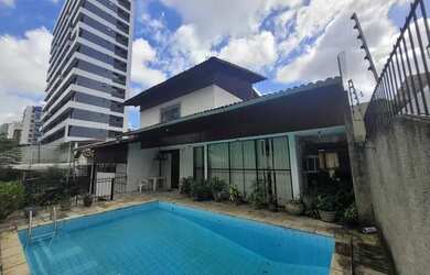 Imagem: A casa possui 4 Dormitórios, 3 Banheiros, 4 Vagas na garagem