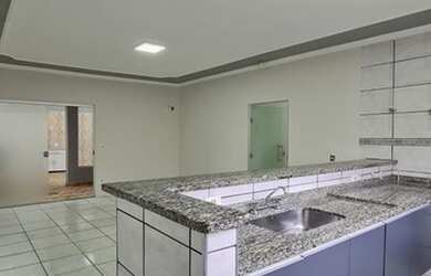 Imagem: A casa possui 3 Dormitórios, 1 Banheiro, 3 Vagas na garagem