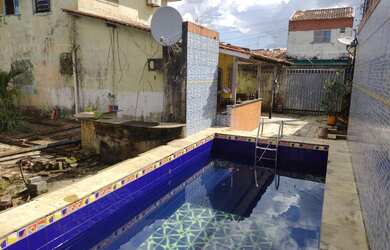 Imagem: A casa possui 3 Dormitórios, 2 Banheiros, 1 Vaga na garagem