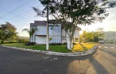 Imagem: A casa em condomínio possui 5 Dormitórios, 5 Banheiros, 5