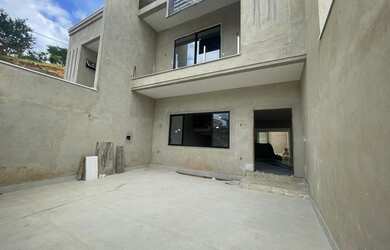 Imagem: A casa à venda possui 3 Dormitórios, 1 Banheiro, 2 Vagas na