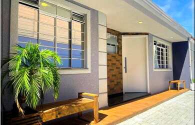 Imagem: A casa em condomínio possui 3 Dormitórios, 1 Banheiro, 2 Vagas