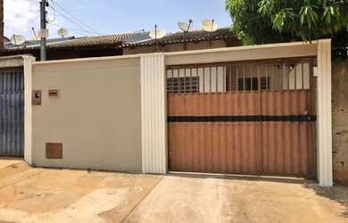 Imagem: A casa possui 2 Dormitórios, 1 Banheiro, 1 Vaga na garagem