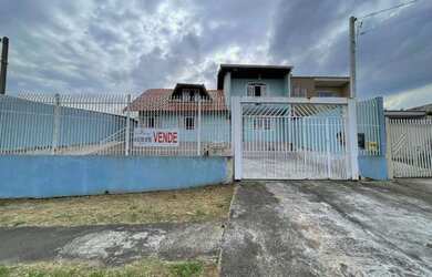 Imagem: A casa possui 4 Dormitórios, 2 Banheiros, 4 Vagas na garagem
