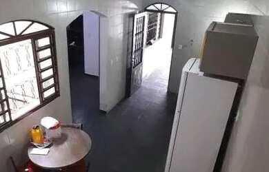 Imagem: A casa possui 4 Dormitórios, 2 Banheiros, 2 Vagas na garagem