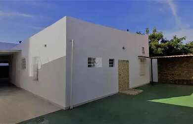 Imagem: A casa possui 3 Dormitórios, 1 Banheiro, 2 Vagas na garagem