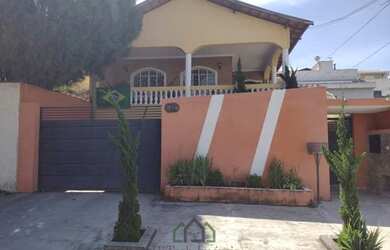 Imagem: A casa possui 4 Dormitórios, 2 Banheiros, 4 Vagas na garagem