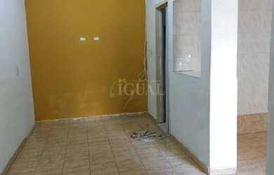 Imagem: A casa possui 1 Dormitório, 1 Banheiro, 1 Vaga na garagem