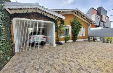 Imagem: A casa possui 3 Dormitórios, 3 Banheiros, 4 Vagas na garagem