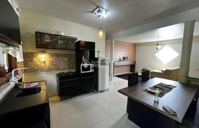 Imagem: A casa possui 2 Dormitórios, 1 Banheiro, 2 Vagas na garagem