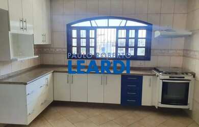 Imagem: A casa possui 3 Dormitórios, 5 Banheiros, 3 Vagas na garagem