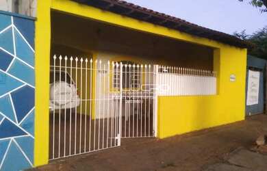 Imagem: A casa possui 5 Dormitórios, 3 Banheiros, 2 Vagas na garagem