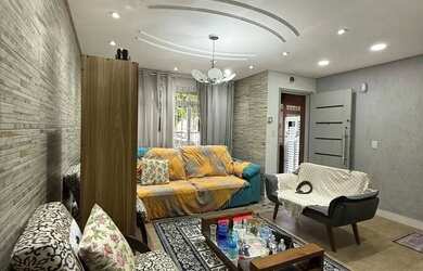 Imagem: A casa possui 3 Dormitórios, 3 Banheiros, 3 Vagas na garagem