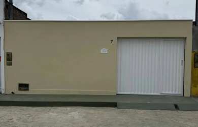 Imagem: A casa possui 2 Dormitórios, 1 Banheiro, 1 Vaga na garagem