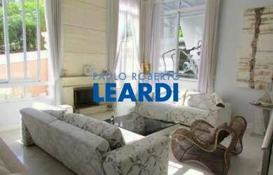 Imagem: A casa em condomínio possui 4 Dormitórios, 5 Banheiros, 5