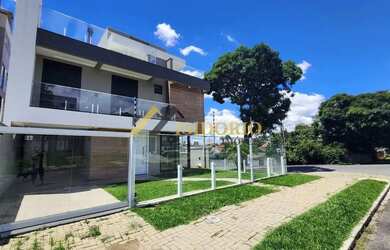 Imagem: A casa possui 4 Dormitórios, 5 Banheiros, 2 Vagas na garagem