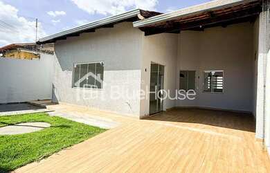 Imagem: A casa possui 3 Dormitórios, 2 Banheiros, 2 Vagas na garagem