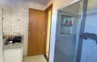 Imagem: A casa possui 3 Dormitórios, 2 Banheiros e 3 Vagas na garagem