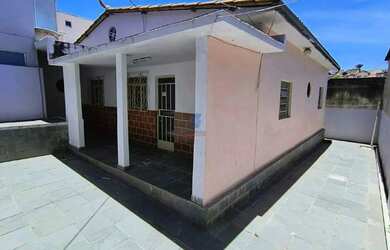 Imagem: A casa possui 3 Dormitórios, 1 Banheiro, 1 Vaga na garagem