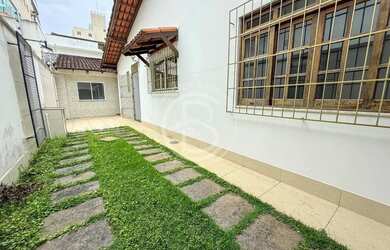 Imagem: A casa possui 3 Dormitórios, 4 Banheiros, 5 Vagas na garagem