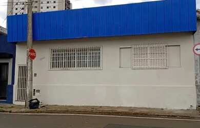 Imagem: A casa possui 3 Dormitórios, 1 Banheiro, 1 Vaga na garagem