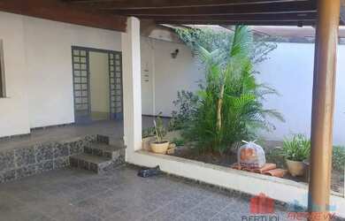 Imagem: A casa possui 3 Dormitórios, 2 Banheiros, 2 Vagas na garagem