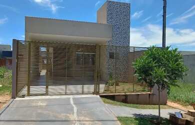 Imagem: A casa possui 3 Dormitórios, 2 Banheiros, 3 Vagas na garagem