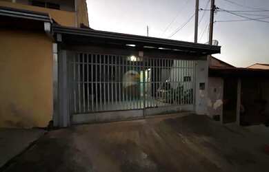 Imagem: A casa possui 3 Dormitórios, 1 Banheiro, 1 Vaga na garagem