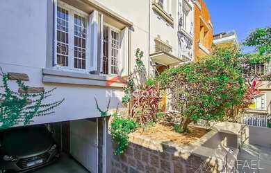 Imagem: A casa possui 4 Dormitórios, 4 Banheiros, 3 Vagas na garagem