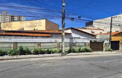 Imagem: A casa possui 4 Dormitórios, 3 Banheiros, 3 Vagas na garagem