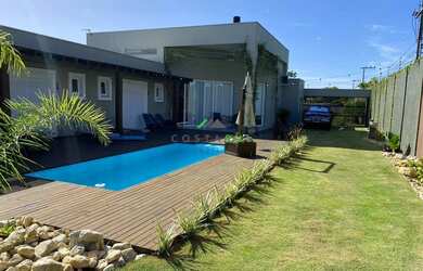 Imagem: A casa possui 3 Dormitórios, 3 Banheiros, 2 Vagas na garagem