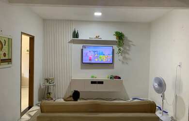 Imagem: A casa possui 3 Dormitórios, 2 Banheiros, 4 Vagas na garagem