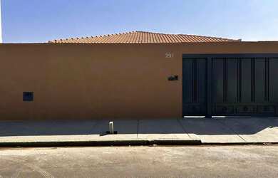 Imagem: A casa possui 3 Dormitórios, 3 Banheiros, 4 Vagas na garagem