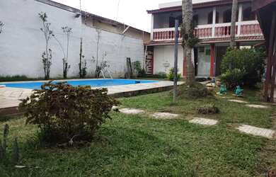 Imagem: A casa possui 3 Dormitórios, Acomodam 15 pessoas, 4 Vagas na