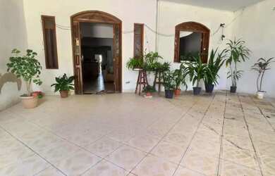 Imagem: A casa possui 3 Dormitórios, 1 Banheiro, 3 Vagas na garagem