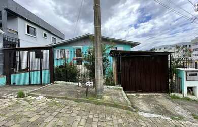 Imagem: A casa possui 4 Dormitórios, 2 Banheiros, 3 Vagas na garagem