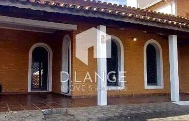 Imagem: A casa possui 3 Dormitórios, 3 Banheiros, 5 Vagas na garagem