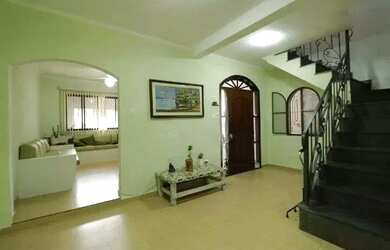 Imagem: A casa possui 4 Dormitórios, 3 Banheiros, 3 Vagas na garagem