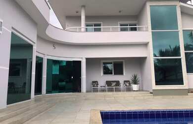 Imagem: A casa possui 4 Dormitórios, 4 Banheiros, 4 Vagas na garagem