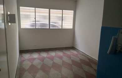 Imagem: O apartamento possui 3 Dormitórios, 1 Banheiro, 1 Vaga na garagem