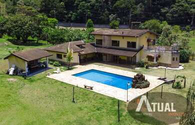 Imagem: A casa possui 3 Dormitórios, 5 Banheiros, 4 Vagas na garagem