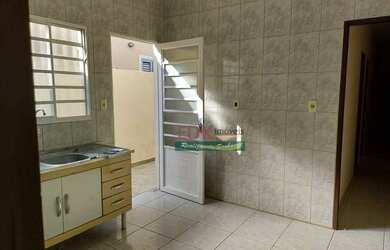 Imagem: A casa possui 3 Dormitórios, 1 Banheiro, 2 Vagas na garagem