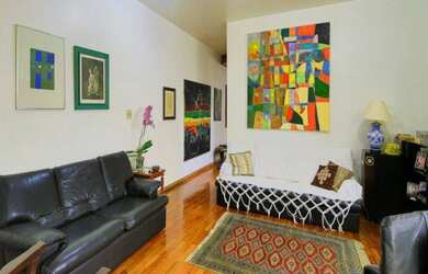 Imagem: A casa possui 4 Dormitórios, 3 Banheiros, 2 Vagas na garagem