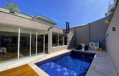 Imagem: A casa em condomínio possui 4 Dormitórios, 5 Banheiros, 5