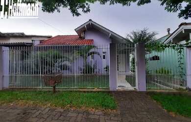 Imagem: A casa possui 5 Dormitórios, 3 Banheiros, 2 Vagas na garagem