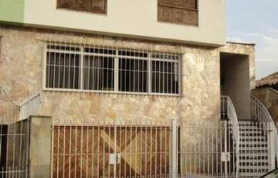 Imagem: A casa possui 3 Dormitórios, 2 Banheiros, 3 Vagas na garagem