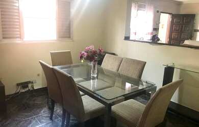 Imagem: A casa à venda possui 3 Dormitórios, 3 Banheiros, 2 Vagas